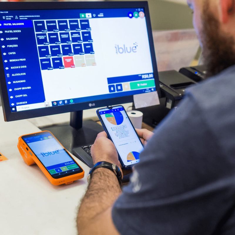 gestor usando sistema cloudfy em todos os dispositivos